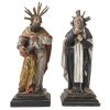 Schmerzensmutter und Heiliger mit Buch. Zwei Statuetten. Holz, Farbfassung. H. 23-24 cm. Besch., rep.