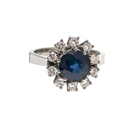 Ring. 14 K WG, runder Saphir mit Brillantentourage.