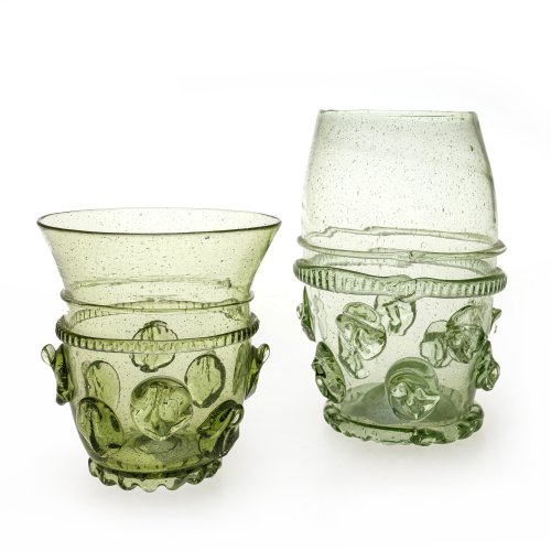 Zwei Nuppenbecher. Hellgrünes Glas. H. 9,5-14 cm.