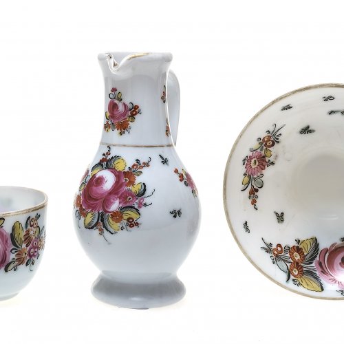 Kännchen und Tasse mit Untertasse aus Milchglas. Blumenbouquets in farbiger Emailmalerei. Süddeutsch, 18./19. Jh. H. 5,5-14,5 cm.