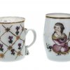 Henkelbecher und Becher aus Milchglas. Buntfarbige Emailmalerei. Dame mit Fächer bzw. Rautenfelderdekor mit Blüten. Süddeutsch, 19. Jh. H. je ca. 8 cm.