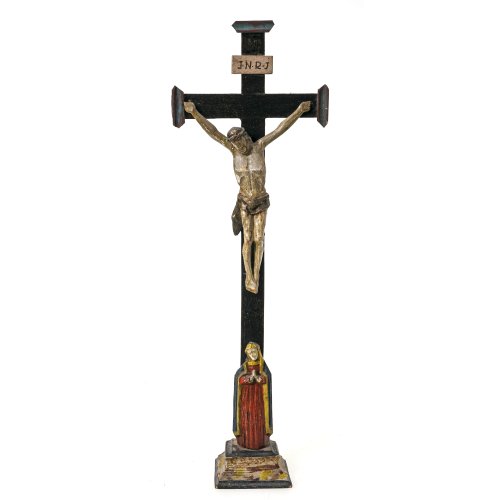 Standkreuz. Oberammergau. Holz, farbig gefasst. Fassung best. H. 42 cm.