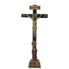 Standkreuz. Weichholz, farbig gefasst. Alpenländisch. H. 28 cm.