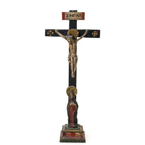 Standkreuz. Weichholz, farbig gefasst. Alpenländisch. H. 28 cm.