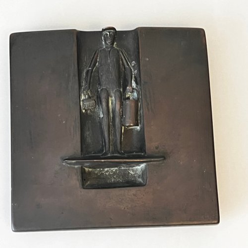 Reidel, Karl, zugeschrieben. Relief. Darsellung eines Malers mit Pinsel und Kübel. Bronze. 19,5 x 19,5 x 2,5 cm. Unsign.