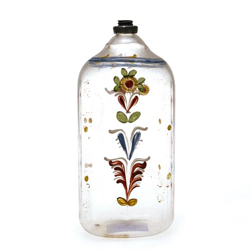 Schnapsflasche. Farbloses Glas, Emailmalerei, Verschluss fehlt. H. 19 cm.