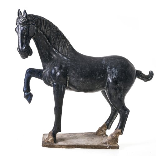 Pferd. China, Tang-Stil. Ton, schwarz gefasst. H. 34 cm.