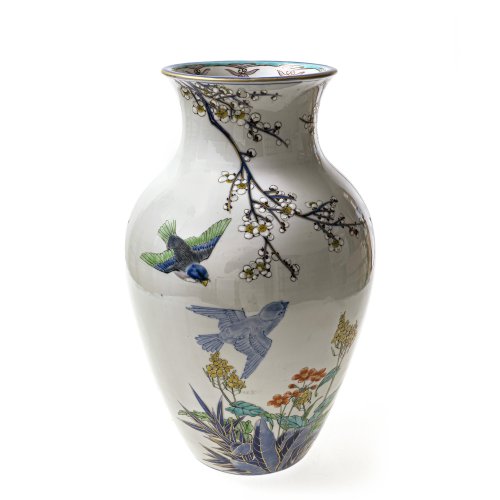 Bodenvase. China. Porzellan, farbig bemalt. Kirschblütenzweige und Vogeldekor. H. 41 cm.