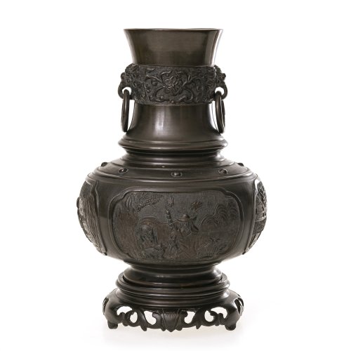 Vase.  China. Bronze, reliefierte Reserven. Dazu Bronzesockel. Boden rep. H. 25,5 cm.