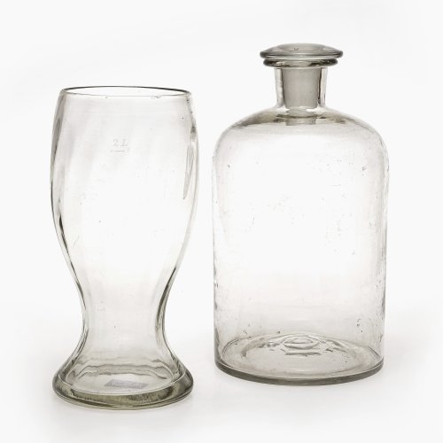 1. Die Fürstlich Löwenstein-Wertheim-Rosenbergische Karlshütte zu Einsiedel im Spessart.
Um 1885. Apothekerflasche. H. 33 cm. Gebrauchs- und Alterungsspuren.
2. 19. Jh. Trinkgefäß. H. 29 cm. Gebrauchs- und Alterungsspuren.