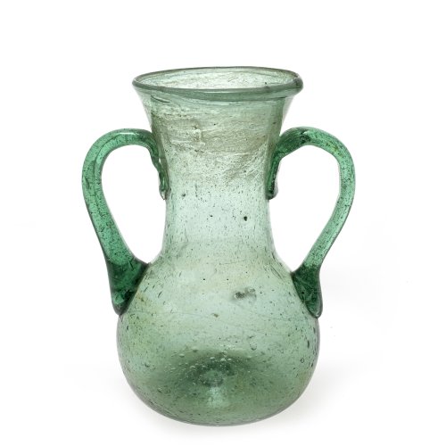 18./19. Jh. Krug mit zwei Henkeln, grünes Glas. Berieben, rep. H. 14 cm.