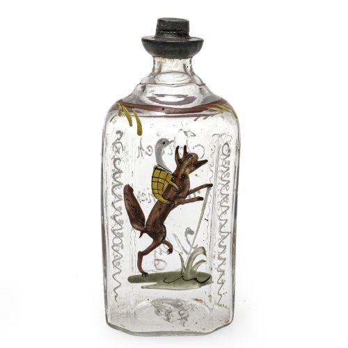 Schnapsflasche. Süddeutschland, 18. Jh. Farbloses Glas, farbige Emailmalerei. Motiv Fuchs mit Gans. H. 15 cm. Berieben.