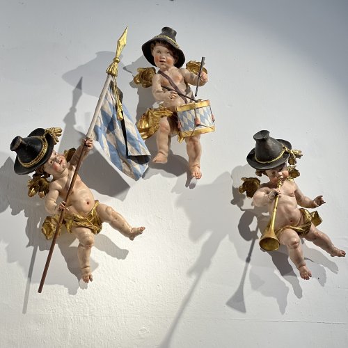 Drei Putti als Musikanten. Oberammergau, 20. Jh. Holz, Farbfassung. H. je ca. 35 cm.