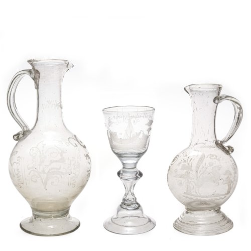 Konvolut volkstümliche Gläser: Zwei Karaffen und ein Kelchglas. 19. Jh. Farbloses Glas. Wandung der kleinen Karaffen mit matt geschliffenen Tier- und Blumenmotiven. Kelchglas mit geschliffenem Boot. H. 15,5-21,5 cm. Alterungs- und Gebrauchsspuren, eine Karaffe mit Riss am Henkel/Hals.