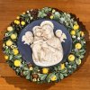 Nachfolger des Andrea della Robbia. Tondo mit Madonna und Kind im Früchtekranz. Terrakotta, farbig glasiert. Best. ø 90 cm.