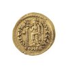 Solidus - Goldmünze. Kaiser Justinian I. in der Imitation der Ostgoten in Konstantinopel. Fassungsspuren, leicht verbogen. ø 2 cm.