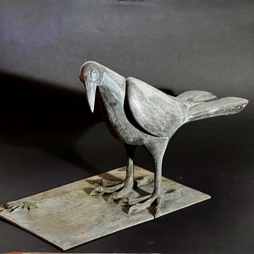 Reidel, Karl. Sitzender Rabe auf einen Käfer blickend. Bronze. 27 x 14,5 x 38 cm. Platte 21,3 x 33 cm. Sign. (gestempelt).