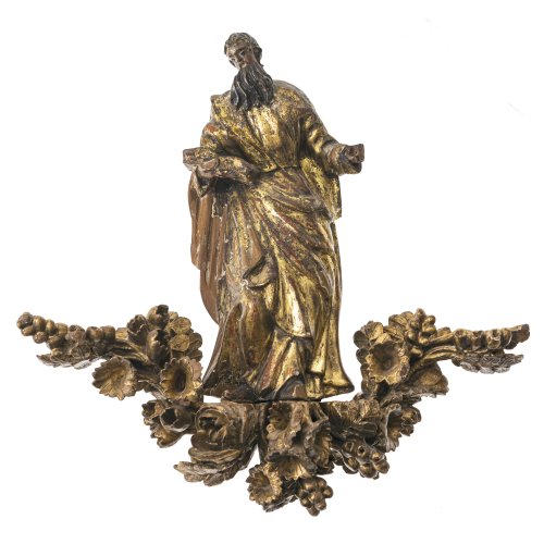 Figur des hl. Paulus, Holz geschnitzt. Reste der übergangenen Farb- und Goldfassung. Figur auf ausladendem Blütenkranz (nicht dazugehörig). H. ca. 31 cm. Hand und Fuß besch. Alterungsspuren und rep.