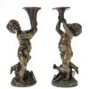 Zwei Kerzenleuchter. Deutsch, 19. Jh. Zwei Musik spielende Putti. Bronze. H. je ca. 23,5 cm.