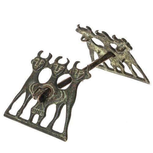 Beschlag. Vorderer Orient. Bronze, Kupfer. Zwei Beschläge mit jeweils drei gehörnten Fabeltieren.