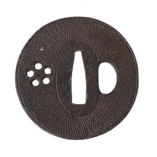 Tsuba. Japan. Eisen, wabenförmige Oberfläche, Blütenmotiv, Einlagen fehlen. ø 7 cm.