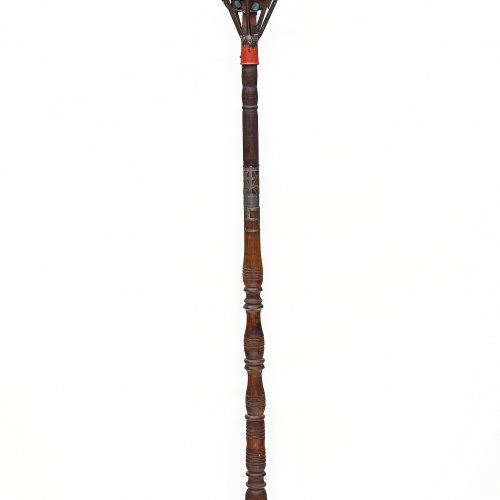 Stehlampe. (ehem. Laterne). Auf dreipassigem Holzfuß montiert. H. 185 cm. Metall, bemalt. besch.