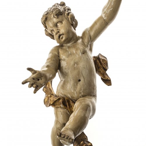 Putto. Süddeutsch, 18. Jh.  Holz, vollrund ausgeführt, Inkarnat- und Goldfassung. H. 62 cm.