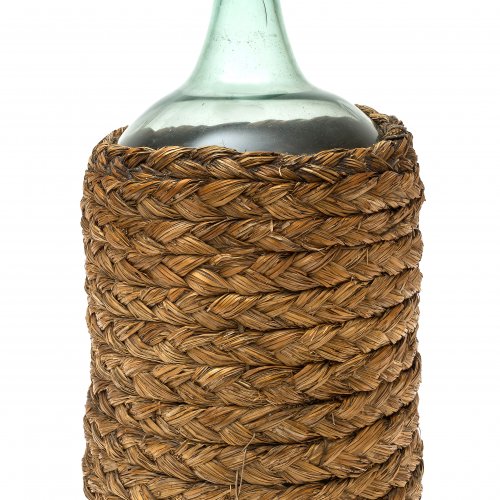 Flasche. Grünes Gebrauchsglas mit Strohwicklung. H. 44 cm.