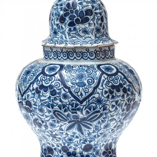 Deckelvase. Delft, 19. Jh. Blaumalerei. Rep., best. H. 47 cm.