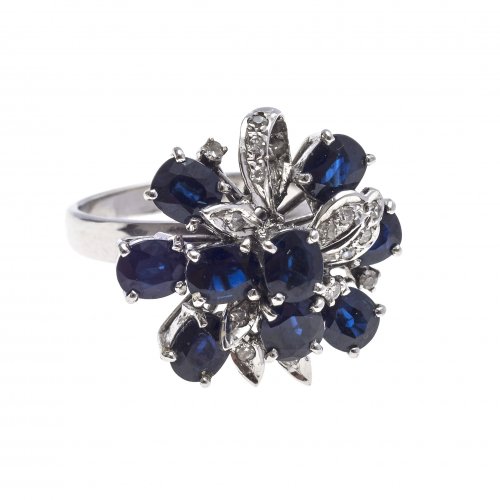 Ring. Saphir- mit Diamantbesatz. 14 K WG.