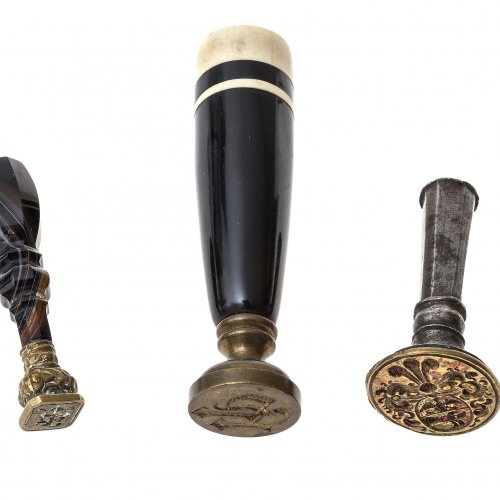 Drei Petschaften. Achat/Metall. H. 4-7 cm.