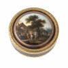 Dose. 18. Jh. Schildpatt, Goldmontierung. Im Deckel Gouachemalerei eines holländischen Bauerntanzes im Freien. Min. best. ø7 cm.