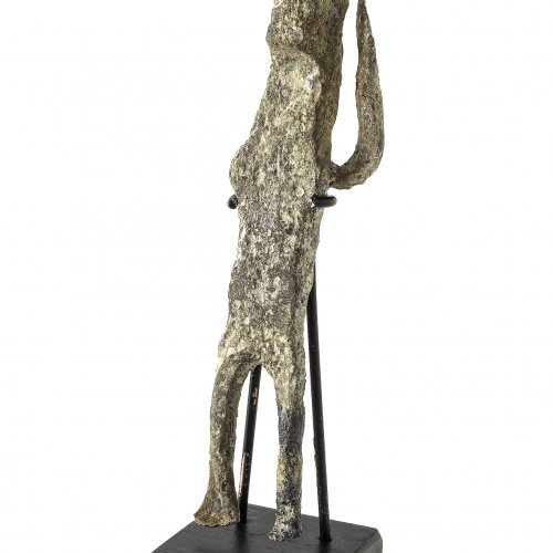 Eisenvotiv. Menschliche Figur, eine Hand erhoben. H. 10,5 cm.