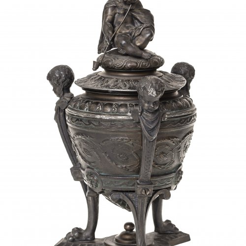 Urnenvase mit Deckel. Bronze. Pfeiferaucher als Bekrönung.