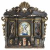 Hausaltar. Süddeutsch, 19. Jh. Seitlich Hl. Sebastian und Hl. Florian. 63 x 58,5 x 10 cm. Besch., rep.