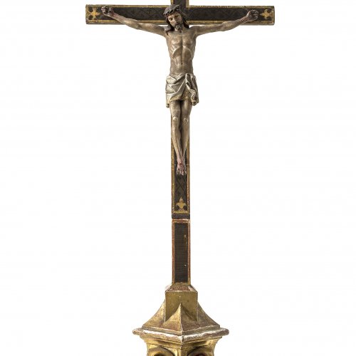 Standkreuz. Sockel im gotischen Stil.