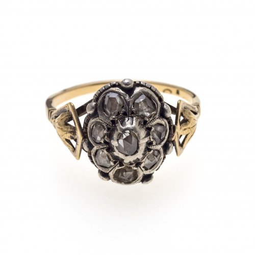 Ring mit Diamantbesatz, Schiene mit Blattmotiven.