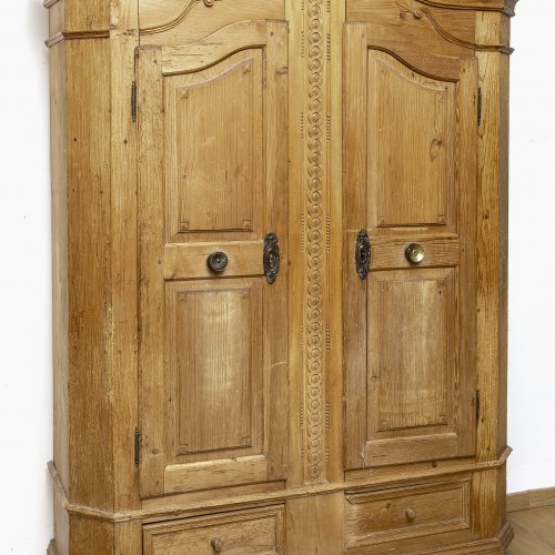 Bauernschrank. Bayern, 19. Jh. Fichte. 177 x 174 x 45 cm.