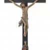 Christus am Kreuz mit Schmerzensmutter. Süddeutsch, 19. Jh. Holz, übergangene Farbfassung. H. 69 cm.