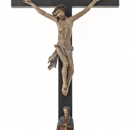 Christus am Kreuz mit Schmerzensmutter. Süddeutsch, 19. Jh. Holz, übergangene Farbfassung. H. 69 cm.