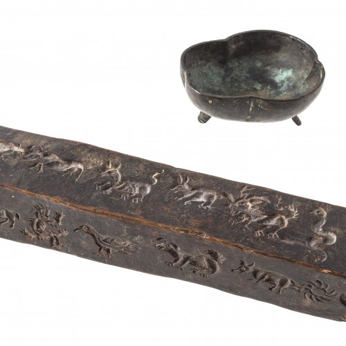 Eine Holzmodel und eine kleine Bronzeschale. Tibet, 19. Jh. L. 22,5 und 8 cm.