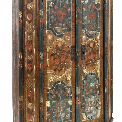 Bauernschrank. Tölz, 19. Jh. Florale Bemalung.  163 x 106 x 46 cm.