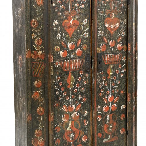 Bauernschrank. Tölz, 19. Jh. Florale Bemalung.  161 x 109 x 44 cm.