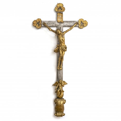 Christus am Kreuz, Holz, vergoldet bzw. versilbert, H. 125 cm.