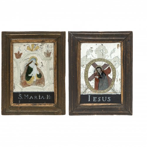 Zwei Spiegelglasbilder. Buchers/Sandl, 19. Jh. Das Kreuz tragender Jesus bzw. Maria Hilf. Tempera/Glas. Farbablösungen. Je ca. 18 x 12 cm.