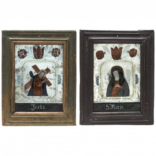 Zwei Spiegelglasbilder. Buchers/Sandl, 19. Jh. Schmerzensmutter und Kreuz tragender Christus. Tempera/Glas. Farbablösungen, Rückwand erg. Je 18 x 12 cm.