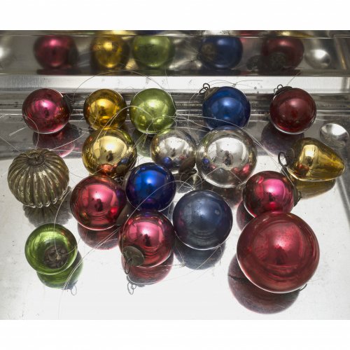 Christbaumkugeln, 17 Stück. 19. Jh. Glas, Lüsterfassung. Vorwiegend glatt. Alterungsspuren. ø 4-6 cm.