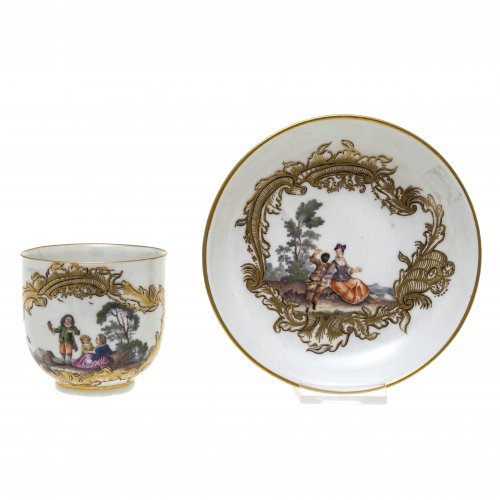 Kaffeetasse mit Untertasse. Porzellan. Meissen, 18./19. Jh. Farbige Bemalung, Goldkartusche. Pastoralszene bzw. galante Dame mit Harlekin. Unterglasurmarke Schwerter, Nr. in Gold 45.