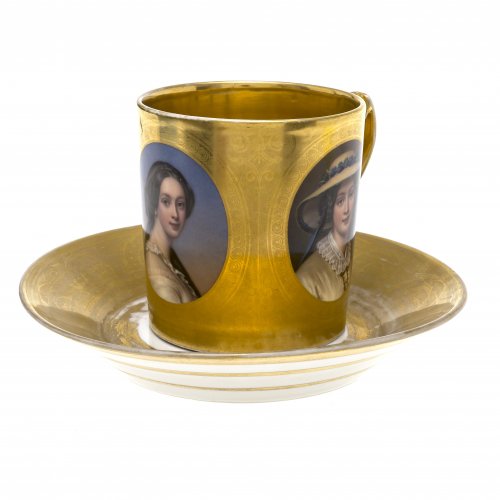 Kaffeetasse mit Untertasse. Nymphenburg, um 1810. Auf Goldgrund drei Porträts (Wittelsbacher Prinzessinnen bzw. nach Stielers Schönheitsgalerie?) in farbiger Malerei. Berieben.