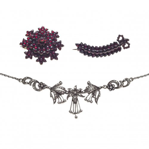 Collier, Silber mit Markassiten und zwei Granatbroschen. Eine Brosche rep.